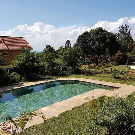 Pineapple Guest House Entebbe Extérieur photo