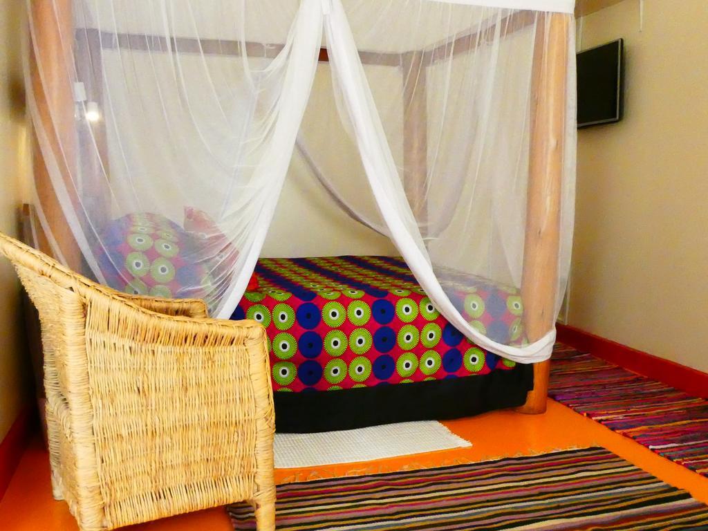 Pineapple Guest House Entebbe Extérieur photo