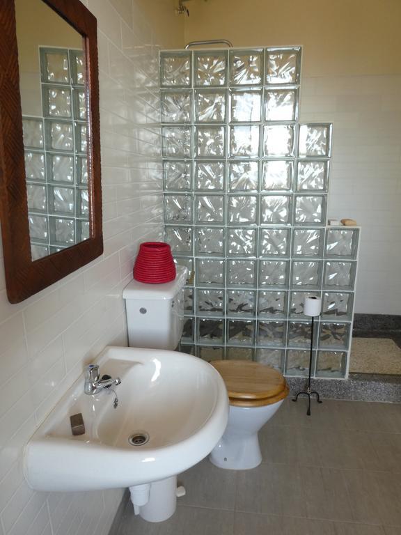 Pineapple Guest House Entebbe Extérieur photo