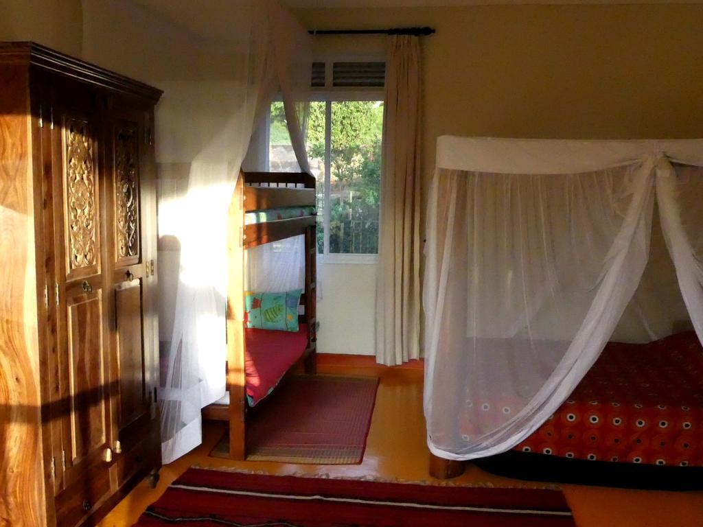 Pineapple Guest House Entebbe Extérieur photo