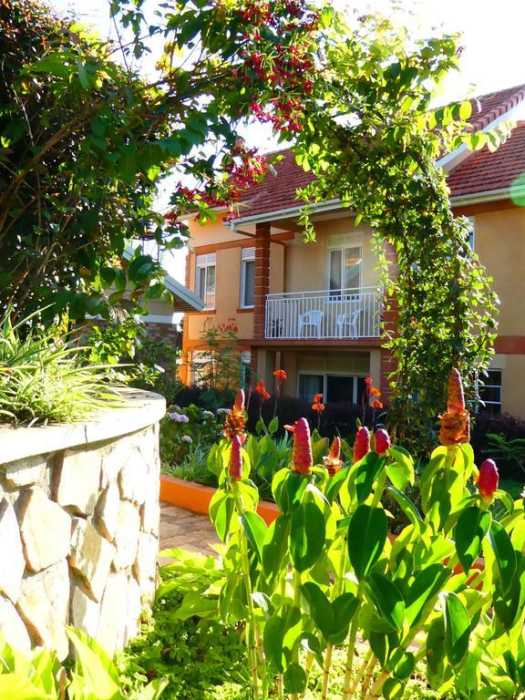 Pineapple Guest House Entebbe Extérieur photo