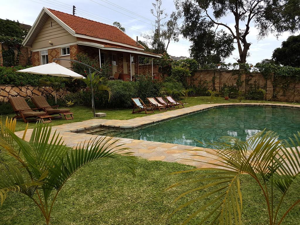 Pineapple Guest House Entebbe Extérieur photo