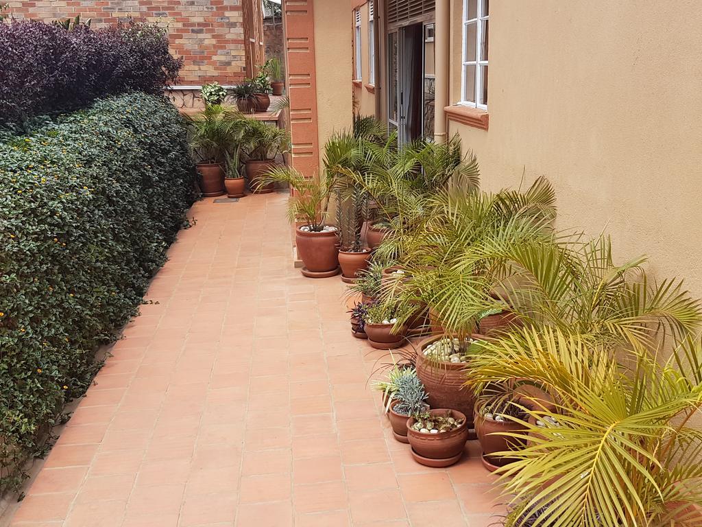 Pineapple Guest House Entebbe Extérieur photo