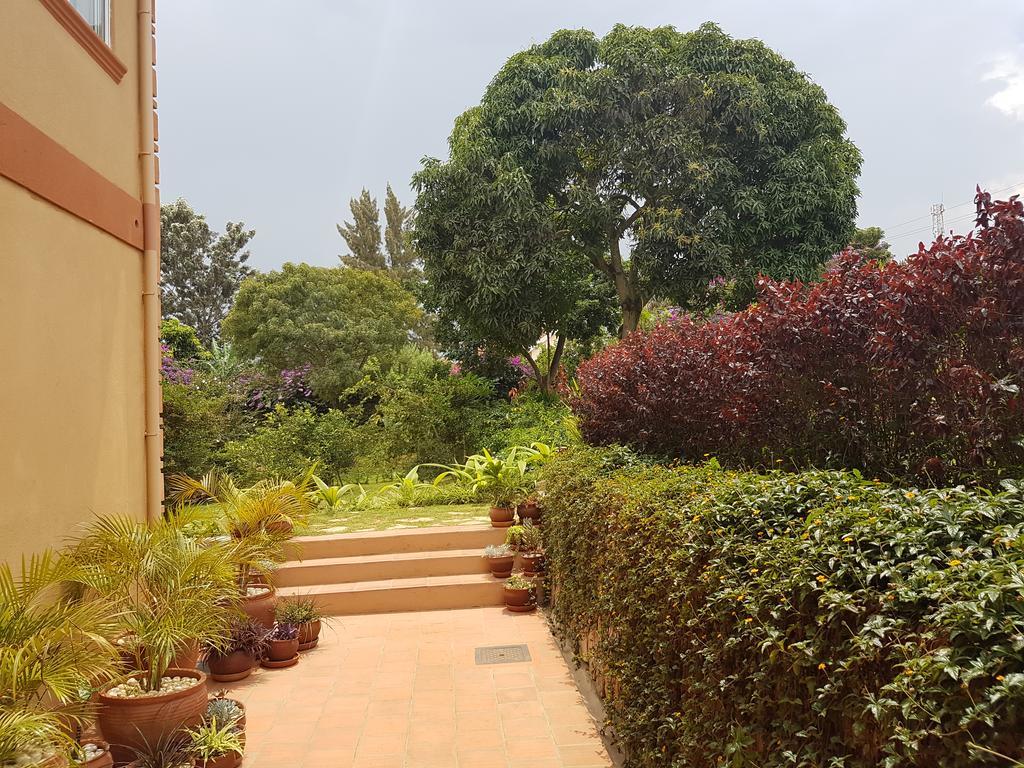 Pineapple Guest House Entebbe Extérieur photo