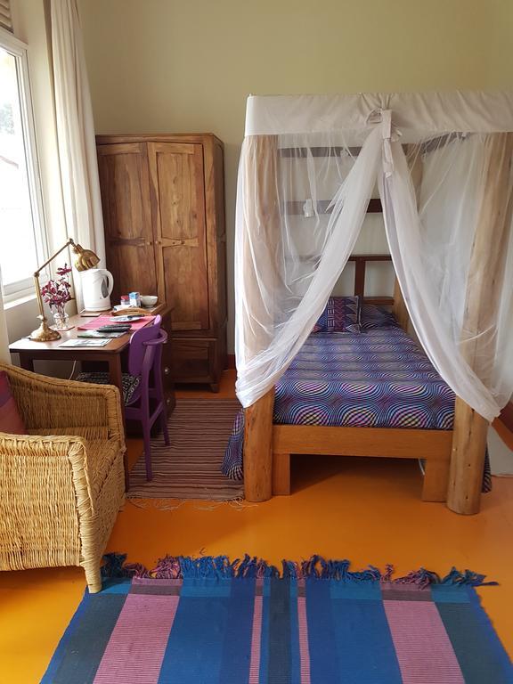 Pineapple Guest House Entebbe Extérieur photo